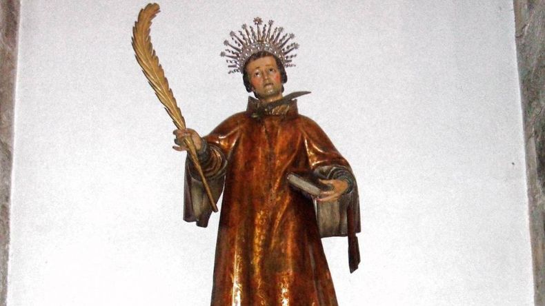 Según la leyenda oriental, Antonino o Antolin era un tallador de piedra sirio que, movido por su desinterés, reprendió a los habitantes de su ciudad natal por adorar ídolos de piedra