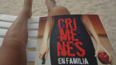 La mujer posó en sus redes sociales con el libro sobre violencia intrafamiliar. La mujer posó en sus redes sociales con el libro sobre violencia intrafamiliar.