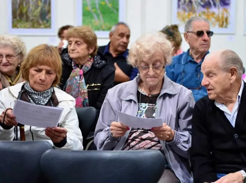 El ministro de Economía adelantó que el Gobierno otorgará un bono de $70.000 a los jubilados y pensionados que perciben sus haberes en la ANSES.