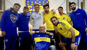 El señor junto a los integrantes del plantel xeneize.