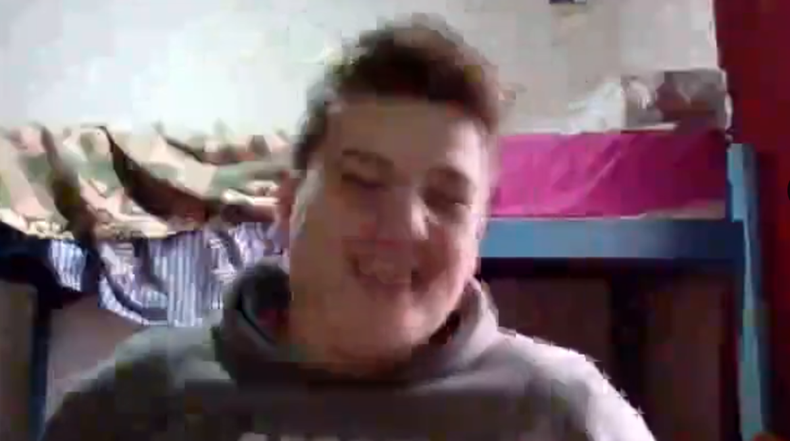 El incómodo momento de un streamer en vivo que se volvió viral: ¿No ves que estoy por dormir