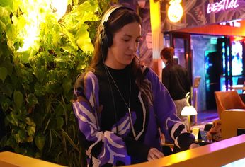La música y los DJ sets forman parte de la dinámica del lugar.