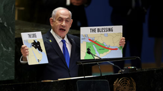 Netanyahu mostró dos mapas de los países vecinos calificados como bendición y maldición. Netanyahu mostró dos mapas de los países vecinos calificados como bendición y maldición.