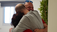 Iair se reencontró con su madre Ruthie y su hermano Amos. Iair se reencontró con su madre Ruthie y su hermano Amos.