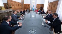 La reunión se lleva a cabo en el Salón de los Escudos de Casa Rosada.&nbsp;