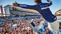 Colapinto y los hinchas tras debutar en Monza. Colapinto y los hinchas tras debutar en Monza.