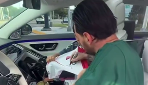 Messi firmó una camiseta de River y se volvió viral.