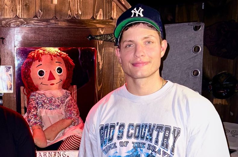 Matt Rife junto a Annabelle.