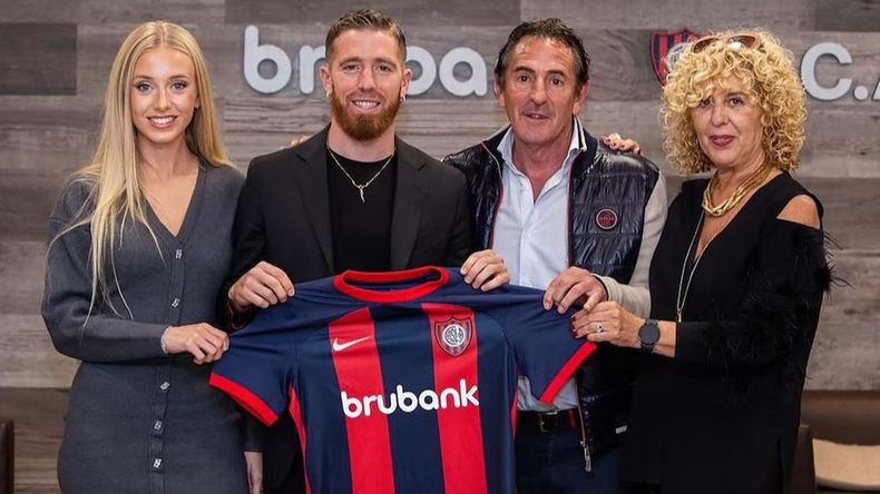 Iker junto a su familia: su novia Ana Montoya, de 26 años, y sus padres.