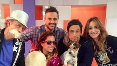 Rubia con chongo de supermercado; cantante a juicio oral y cama para tres Rubia con chongo de supermercado; cantante a juicio oral y cama para tres