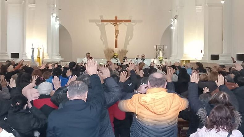 La misa estuvo repleta de creyentes en los bancos.