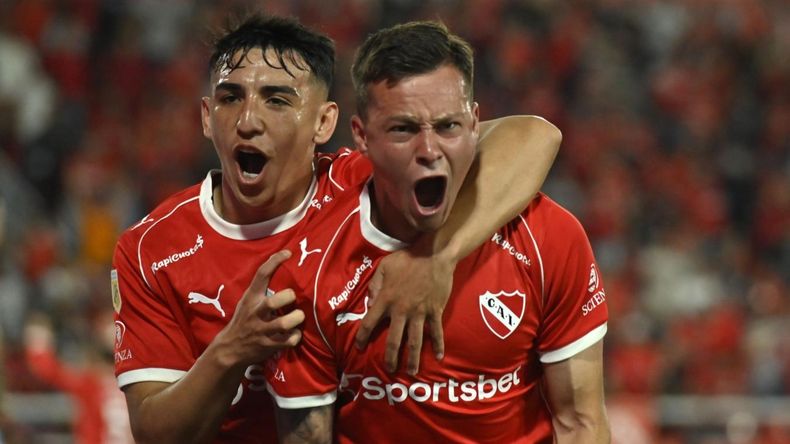El uruguayo Abaldo grita con alma y vida uno de los goles de Independiente.