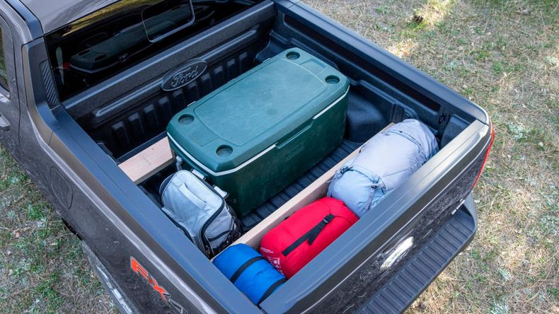 La caja tiene una capacidad de carga de 613 kg.