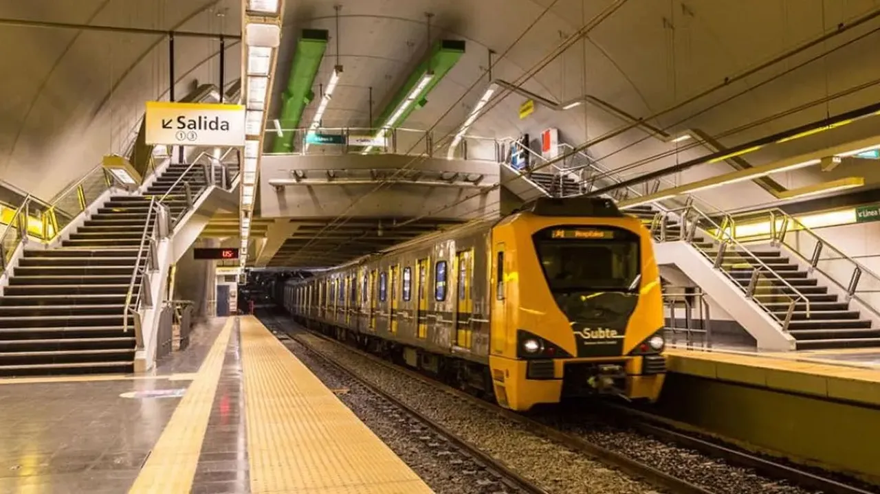 How to get to Estadio Libertadores de América (Club Atlético Independiente)  in Avellaneda by Colectivo, Train or Subte?