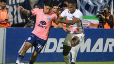 Luis Sequeira, volante del local, disputa el balón con el colombiano Jhohan Romaña. Luis Sequeira, volante del local, disputa el balón con el colombiano Jhohan Romaña.