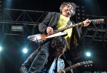 Gabriel Carámbula llevando en andas a Fito Páez.