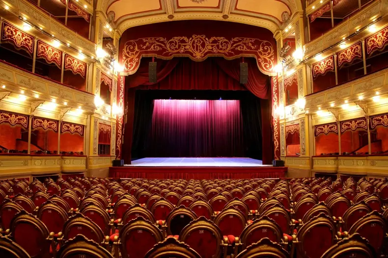 Escándalo en el teatro: un actor famoso abandonó su obra teatral a tres funciones del final