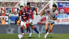 Tobías Medina, de San Lorenzo, intenta escaparse de José Sosa. Tobías Medina, de San Lorenzo, intenta escaparse de José Sosa.