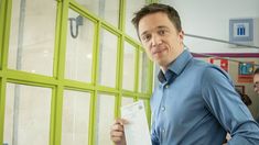 Errejón durante el comicio desarrollado en España.