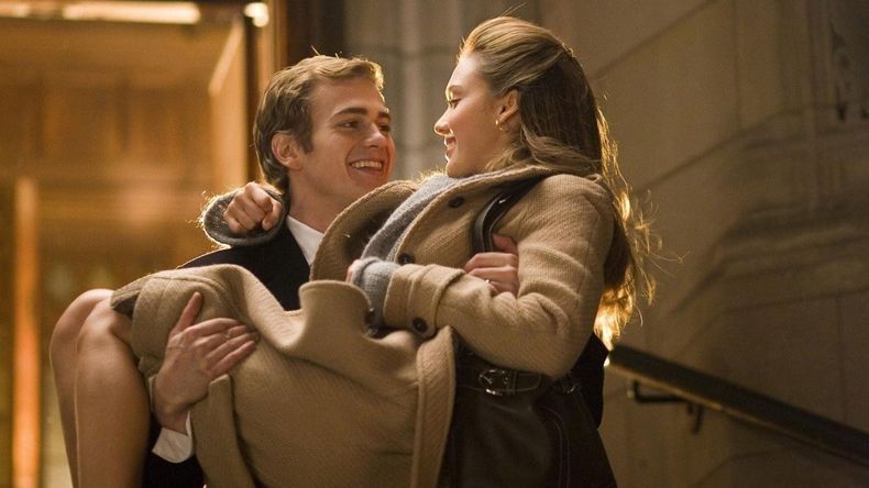 En la historia también tiene un papel clave su esposa, interpretada por Jessica Alba. En la historia también tiene un papel clave su esposa, interpretada por Jessica Alba.