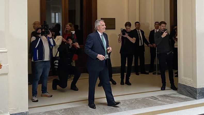 Alberto Fernández encabezó el encuentro en uno de los patios internos.