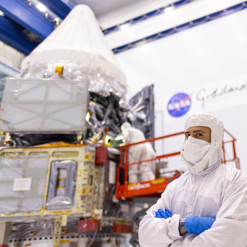 Lucas desde la sala limpia del Centro de Vuelo Espacial Goddard en Greenbelt, Maryland.