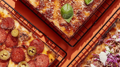 En su biografía de Instagram, este restaurante se describe a sí mismo como un bar de tapas que ofrece una pizza no tradicional.