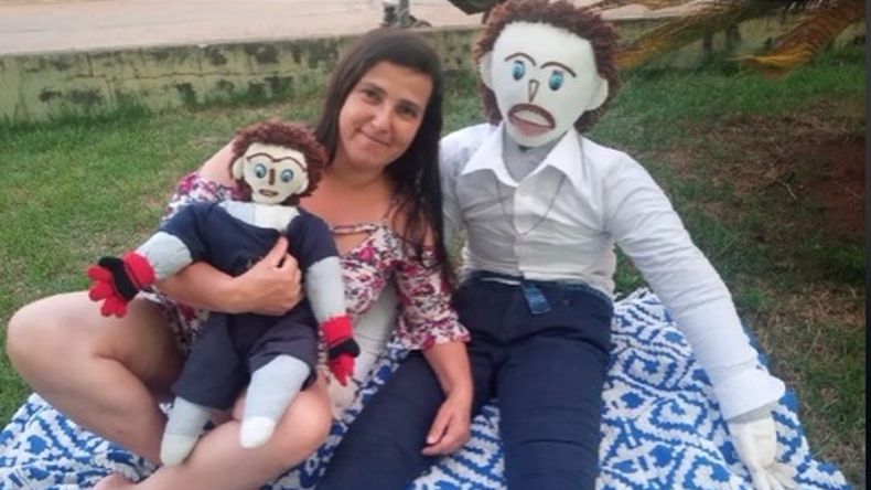 Mujer se casó con un muñeco de trapo: le perdonó una infidelidad y tuvieron un hijo
