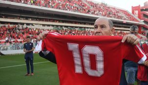 Bochini, con la histórica 10 de Independiente, durante un homenaje.