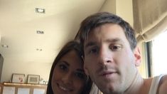 La selfie de entrecasa de Lionel Messi y Antonella Roccuzzo en Barcelona La selfie de entrecasa de Lionel Messi y Antonella Roccuzzo en Barcelona
