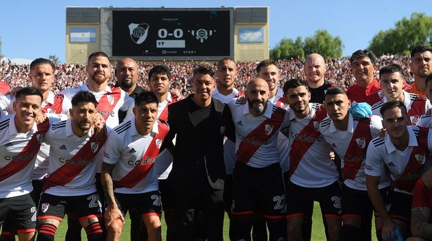 Todos los jugadores junto a su técnico, que se despide.