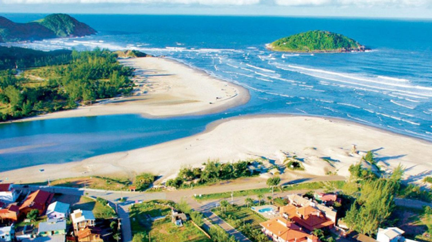Este encantador pueblo, situado a 90 kilómetros de Florianópolis, destaca por su belleza natural intacta y sus playas de ensueño, que lo posicionan como un lugar ideal para quienes desean unas vacaciones memorables. &nbsp;