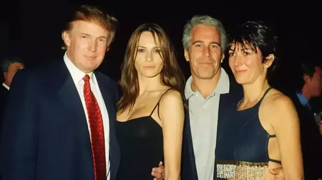 Donald y Melania Trump, junto a Jeffrey Epstein y Ghislaine Maxwell.