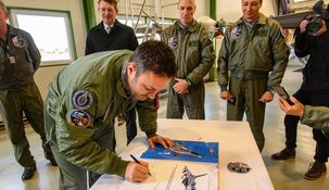 El ministro de Defensa, Luis Petri, firmó la compra de los 24 aviones F-16 en Dinamarca a mediados de abril.