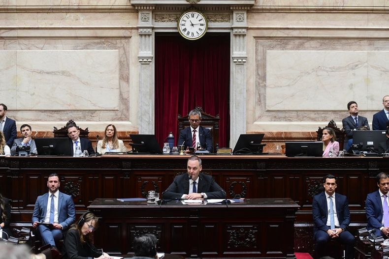 El jefe de Gabinete, Manuel Adorni, en la Cámara de Diputados.