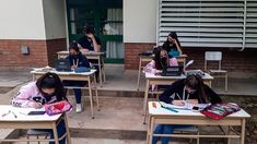 Si con la llegada del frío no suben los casos, no descartan eliminar los barbijos. Si con la llegada del frío no suben los casos, no descartan eliminar los barbijos.