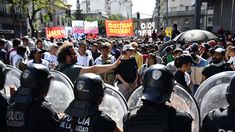 Las fuerzas de seguridad utilizan el protocolo durante los reclamos de los ciudadenos. Las fuerzas de seguridad utilizan el protocolo durante los reclamos de los ciudadenos.