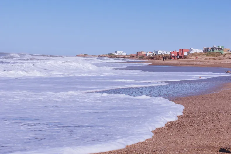 Esta localidad conserva la esencia de los viejos pueblos costeros con playas amplias.