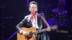 Palito Ortega durante un recital en el Luna Park Palito Ortega durante un recital en el Luna Park