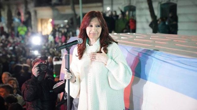 Cristina Kirchner, en la puerta de su domicilio, junto a los militantes.