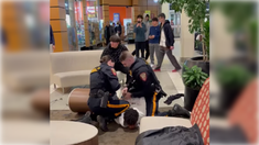 El video del arresto de un adolescente afroamericano causó indignación en las redes sociales. El video del arresto de un adolescente afroamericano causó indignación en las redes sociales.