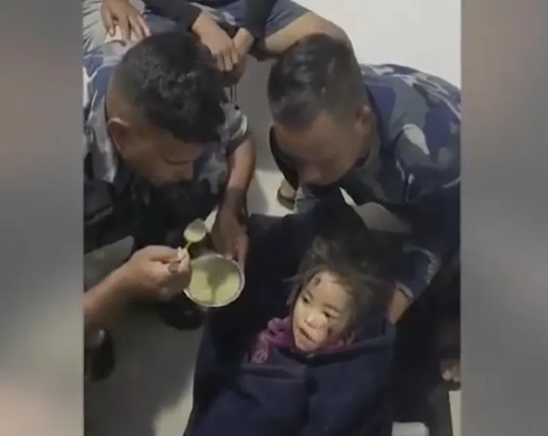 La niña fue asistida tras ser rescatada.