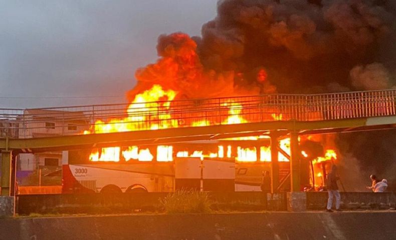El vehículo incendiado transportaba hinchas de Cruzeiro.
