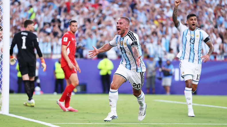 Alexis Mac Allister ya metió el testazo para el 1-0 de Argentina.