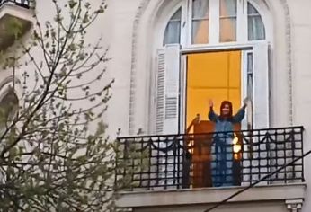 La ex presidenta Cristina Fernández de Kirchner compartió los festejos con la militancia que la acompaña en la puerta de su casa de Constitución. La ex presidenta Cristina Fernández de Kirchner compartió los festejos con la militancia que la acompaña en la puerta de su casa de Constitución.