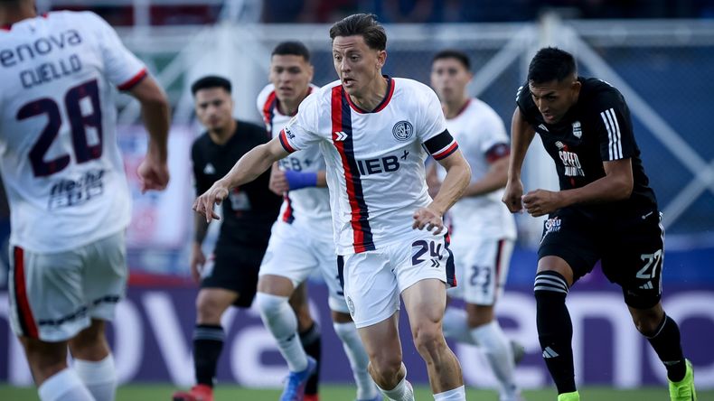 Nicolás Tripichio domina el balón ante la persecución de Facundo Miño.