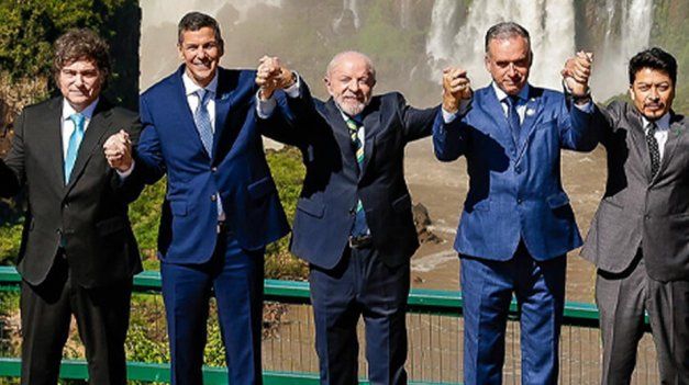 La 67° Cumbre de Jefes de Estados del Mercosur y Estados Asociados se realiza en Foz de Iguazú, Brasil.
