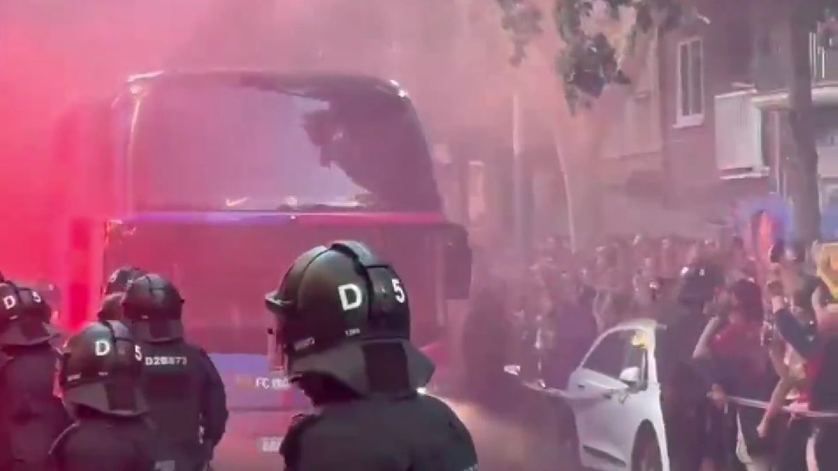 Hinchas del Barcelona atacaron con piedras a sus propios jugadores pensando que era el micro de Real Madrid