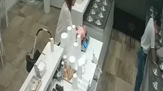 El extraño episodio quedó registrado por las cámaras de la heladería. El extraño episodio quedó registrado por las cámaras de la heladería.