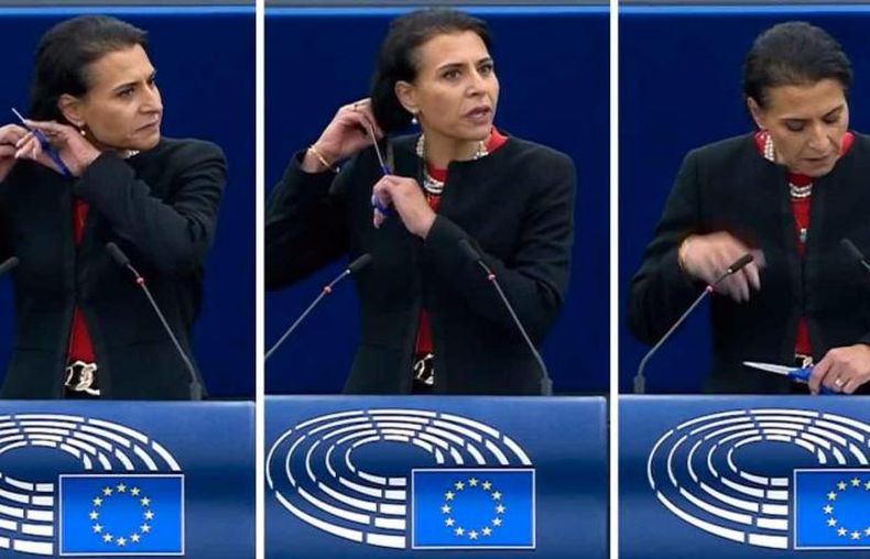Abir Al-Sahlani se corta el pelo en el Parlamento Europeo. 